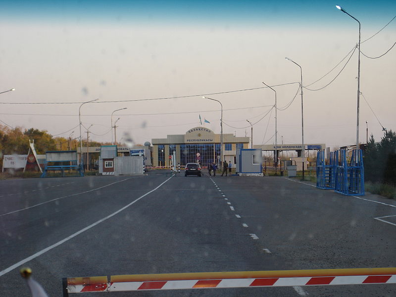 Renascer no Inverno 800px-orlyu-tobe_kazakhstan_checkpoint_russia-kazakhstan_state_border